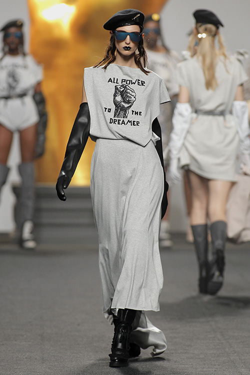 Modelo desfilando para Ana Locking en la edición de febrero 2017 de MBFW Madrid