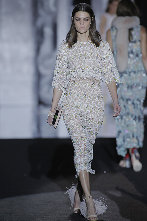 Marina Pérez desfilando para Duyos en MBFW Madrid 17/18