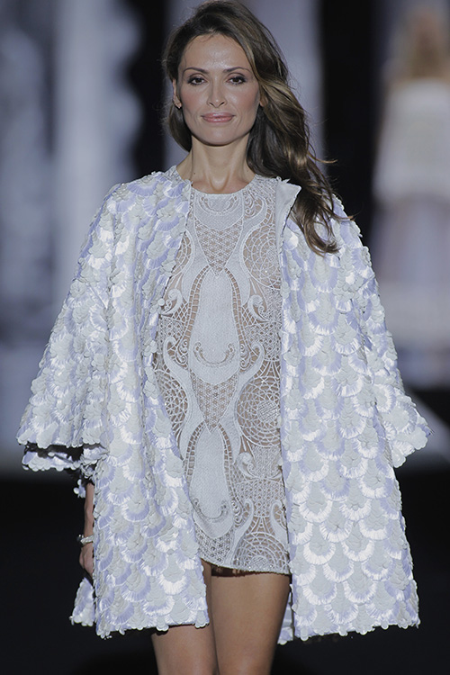 Almudena Fernández desfilando para Duyos en MBFW Madrid 17/18