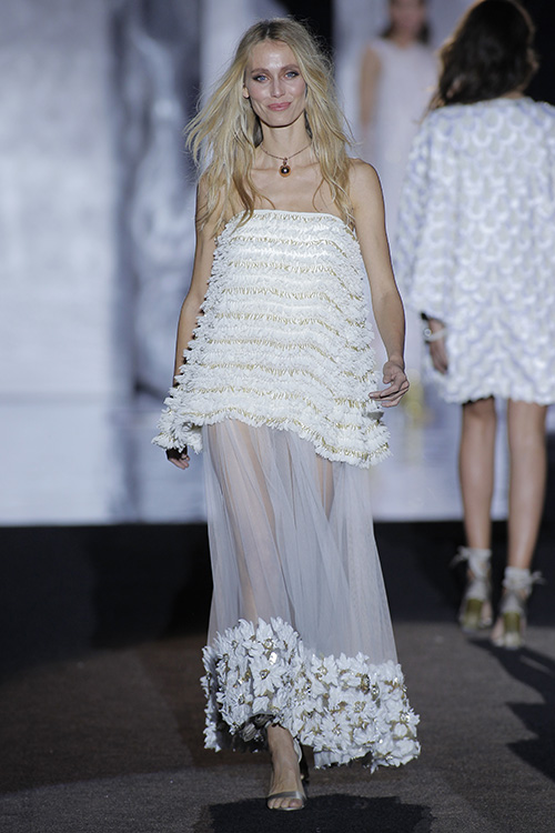 Vanesa Lorenzo desfilando para Duyos en MBFW Madrid 17/18