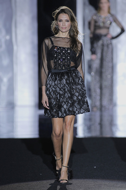 Almudena Fernández desfilando para Duyos en MBFW Madrid 17/18