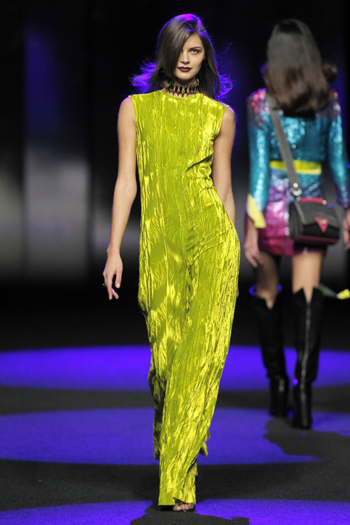 Modelo desfilando para Esther Noriega en la edición de Otoño - Invierno 2017 - 2018 de MBFW Madrid