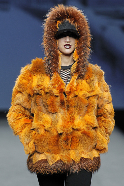 Modelo desfilando para Jesús Lorenzo en la edición Otoño - Invierno 2017 -2018 de MBFW Madrid