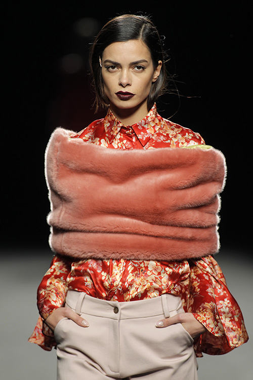 Modelo vestida por Menchén Tomás desfilando en MBFWM Feb17