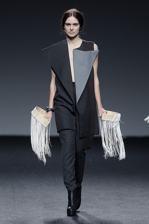Modelo vestida de Nacho Costa en Samsung EGO FW 2017 -2018