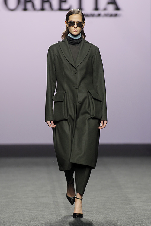 Modelo desfilando para Roberto Torretta en IFEMA Febrero 2017