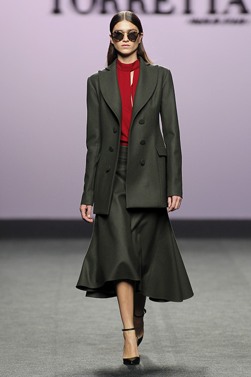 Modelo desfilando para Roberto Torretta en IFEMA Febrero 2017