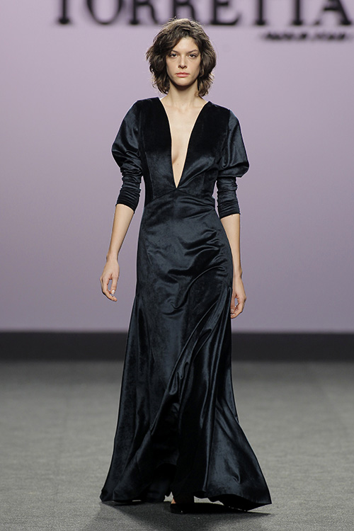 Modelo desfilando para Roberto Torretta en IFEMA Febrero 2017