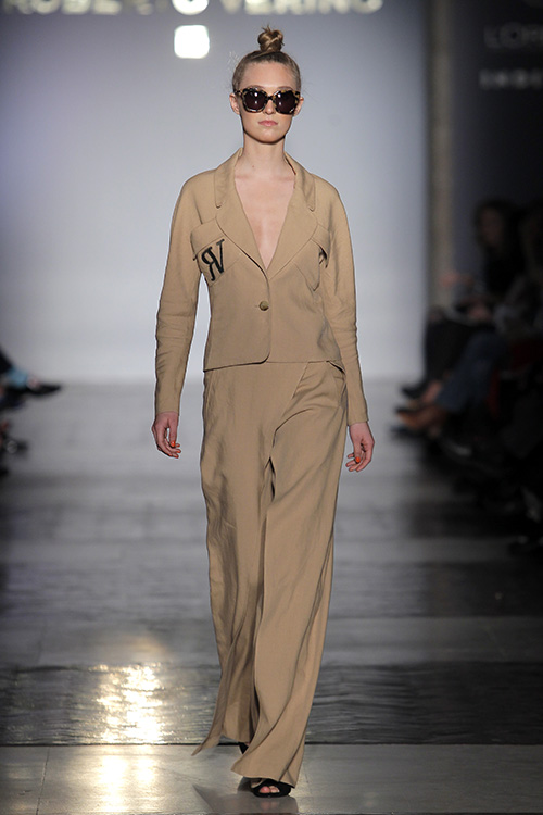 Modelo desfilando para Roberto Verino durante la edición de Primavera - Verano 2017 de MBFW Madrid