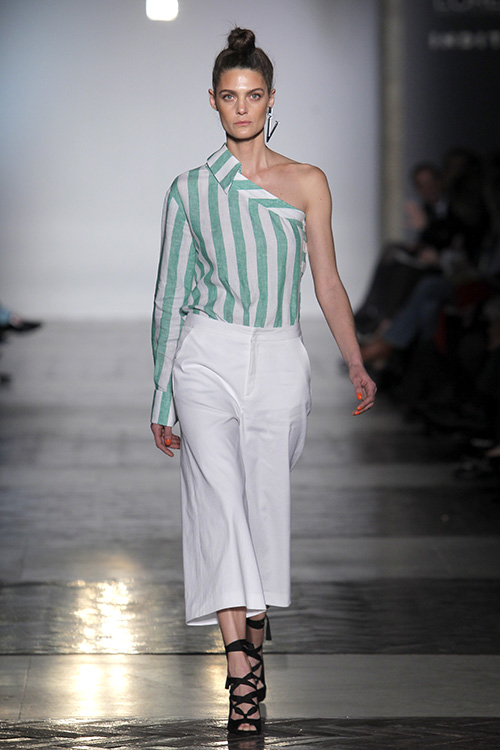 Modelo desfilando para Roberto Verino durante la edición de Primavera - Verano 2017 de MBFW Madrid