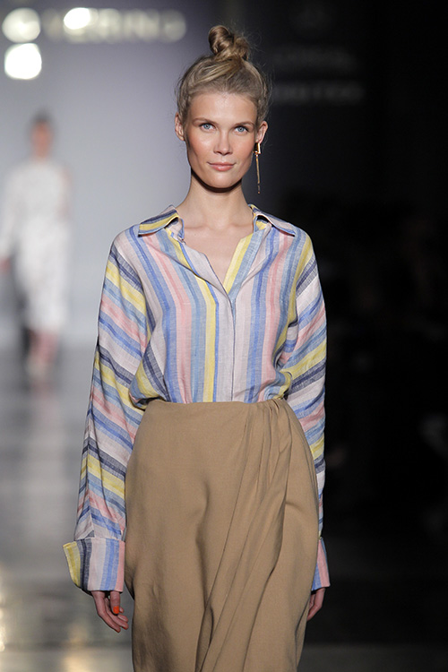 Modelo desfilando para Roberto Verino durante la edición de Primavera - Verano 2017 de MBFW Madrid