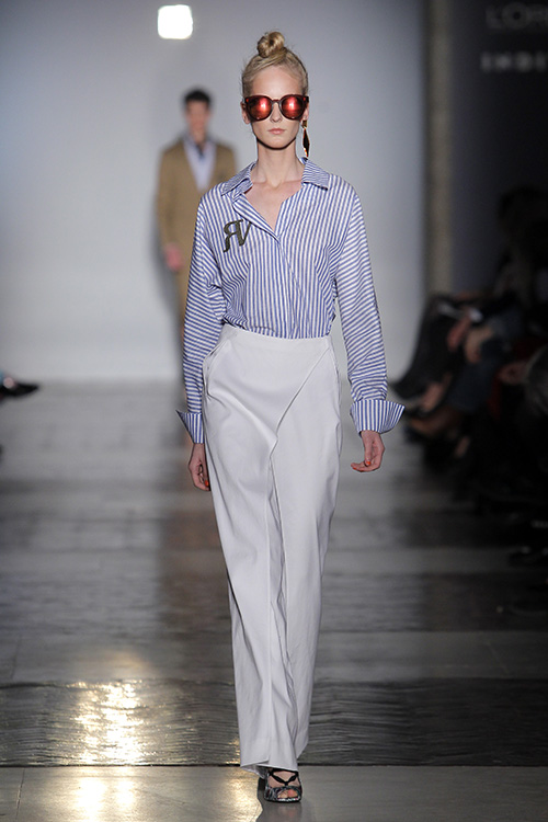 Modelo desfilando para Roberto Verino durante la edición de Primavera - Verano 2017 de MBFW Madrid