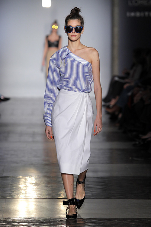 Modelo desfilando para Roberto Verino durante la edición de Primavera - Verano 2017 de MBFW Madrid