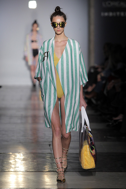 Modelo desfilando para Roberto Verino durante la edición de Primavera - Verano 2017 de MBFW Madrid