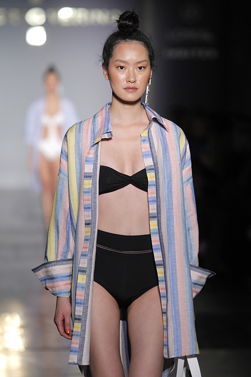 Modelo desfilando para Roberto Verino durante la edición de Primavera - Verano 2017 de MBFW Madrid