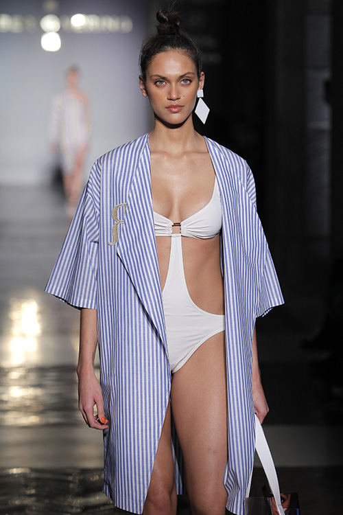 Modelo desfilando para Roberto Verino durante la edición de Primavera - Verano 2017 de MBFW Madrid