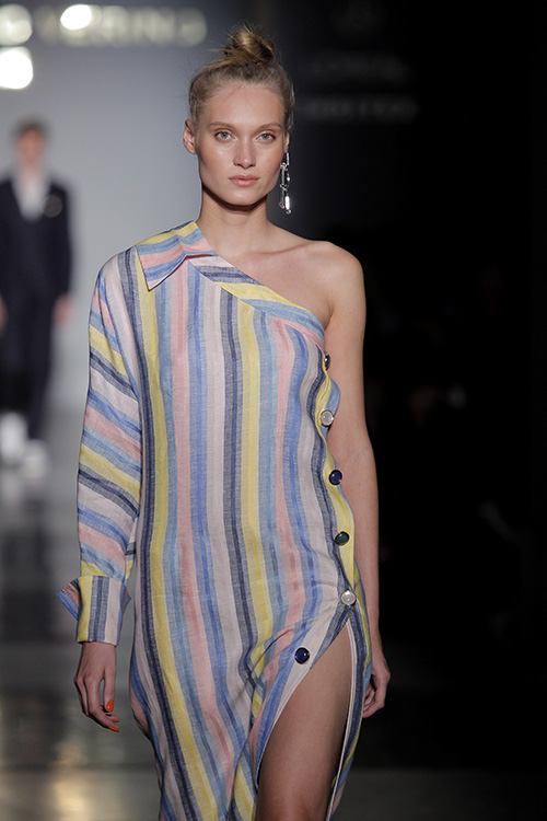 Modelo desfilando para Roberto Verino durante la edición de Primavera - Verano 2017 de MBFW Madrid