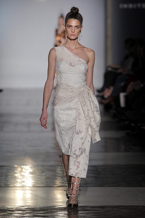 Modelo desfilando para Roberto Verino durante la edición de Primavera - Verano 2017 de MBFW Madrid