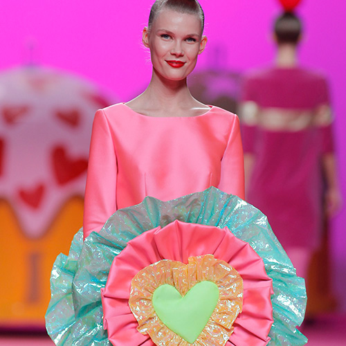 Modelo vestida por Ágatha Ruiz De La Prada en MBFW Madrid 2017