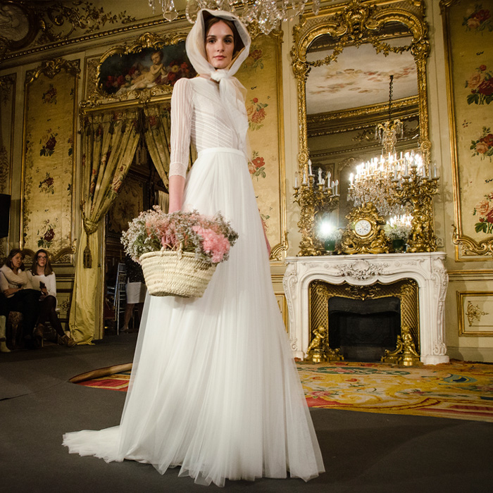 Modelo en un desfile en el Palacio de Fernán Núñez durante Atelier Couture