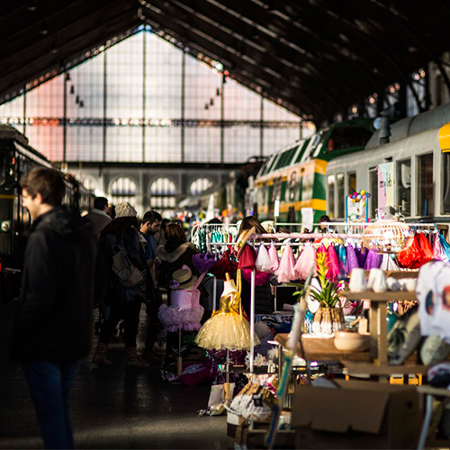 Público en el Mercado de Motores en el Museo del Ferrocarril