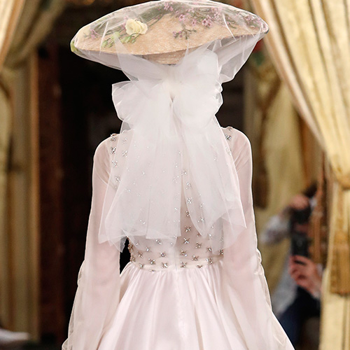 Modelo vestida de novia en Atelier Couture