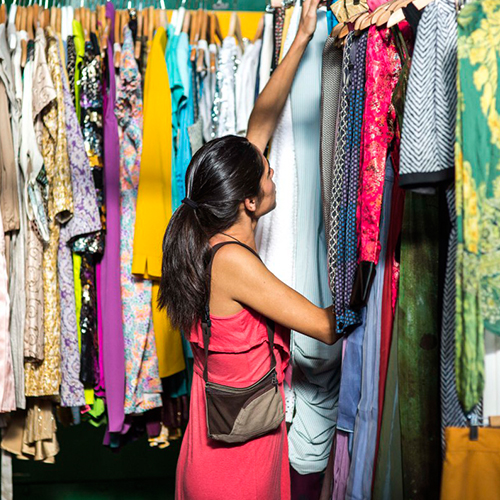 Mujer viendo prendas de ropa en el Mercado de Motores en el Museo del Ferrocarril