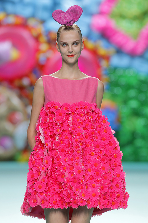 Modelo vestida por Ágatha Ruiz De La Prada en MBFW Madrid 2017