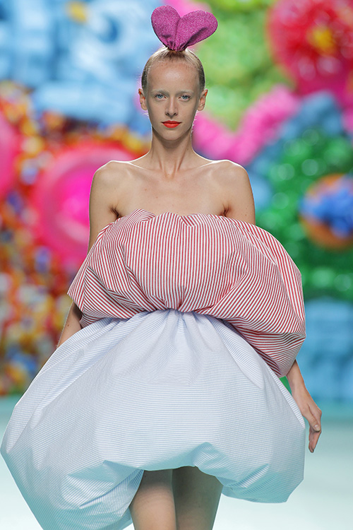 Modelo vestida por Ágatha Ruiz De La Prada en MBFW Madrid 2017