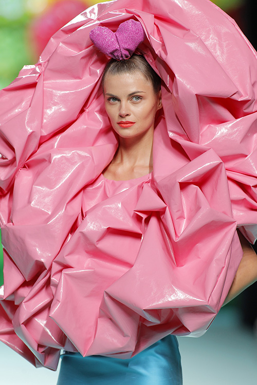 Modelo vestida por Ágatha Ruiz De La Prada en MBFW Madrid 2017