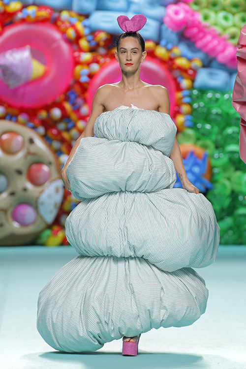 Modelo vestida por Ágatha Ruiz De La Prada en MBFW Madrid 2017