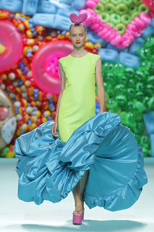 Modelo vestida por Ágatha Ruiz De La Prada en MBFW Madrid 2017