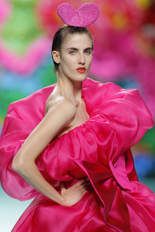 Modelo vestida por Ágatha Ruiz De La Prada en MBFW Madrid 2017