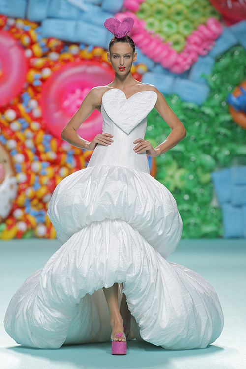 Modelo vestida por Ágatha Ruiz De La Prada en MBFW Madrid 2017