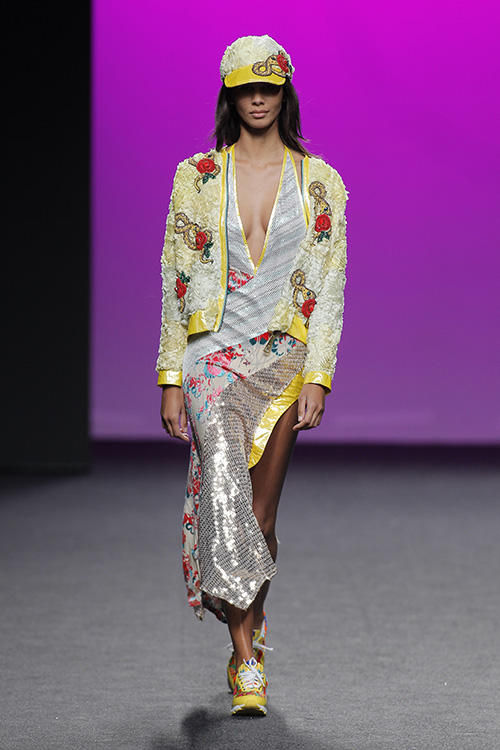 Modelo vestida por Custo Barcelona en MBFW Madrid 2017