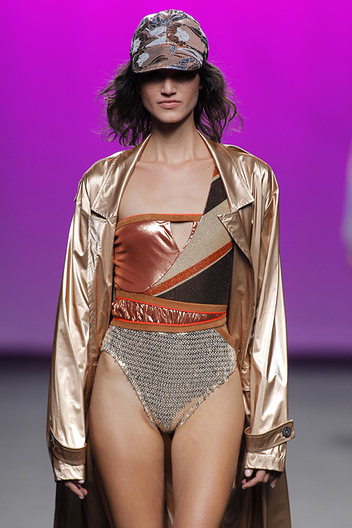Modelo vestida por Custo Barcelona en MBFW Madrid 2017