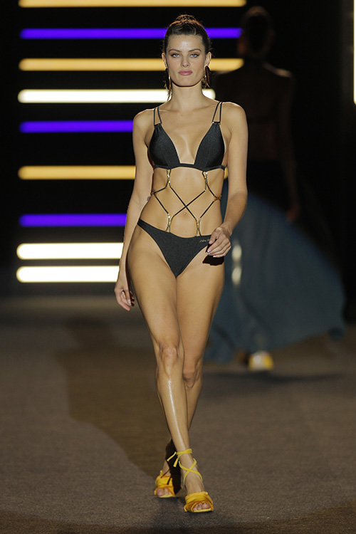 Modelo vestida por Dolores Cortés en MBFW Madrid 2017