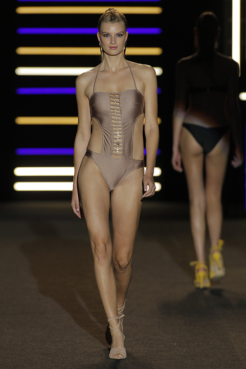 Modelo vestida por Dolores Cortés en MBFW Madrid 2017