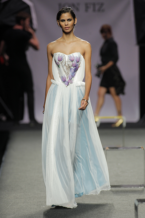 Modelo vestida por Ion Fiz en MBFW Madrid 2017