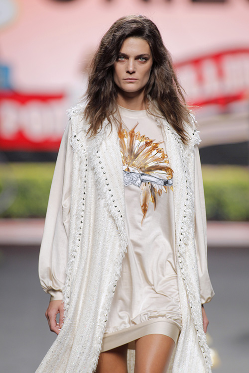 Modelo vestida por Juana Martín en MBFW Madrid 2017