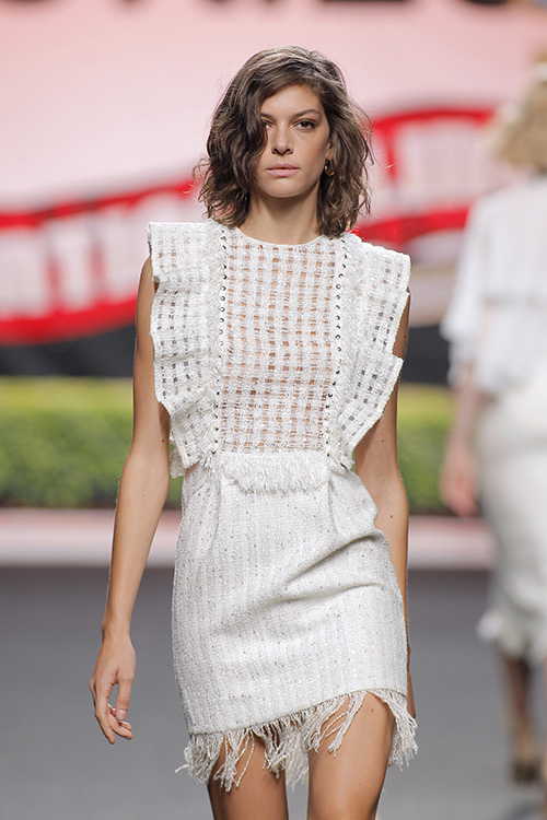 Modelo vestida por Juana Martín en MBFW Madrid 2017