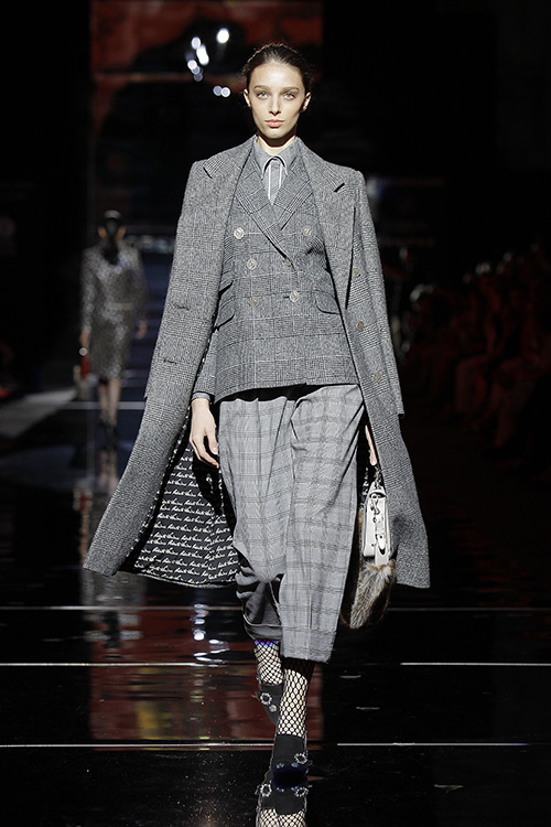 Modelo desfilando para Roberto Verino durante la edición de Otoño - Invierno de 2017- 2018 de MBFW Madrid