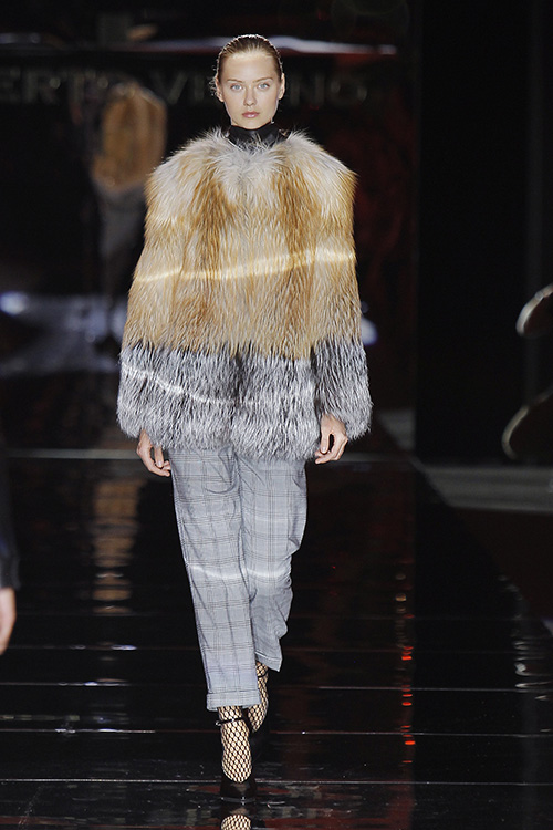 Modelo desfilando para Roberto Verino durante la edición de Otoño - Invierno de 2017- 2018 de MBFW Madrid