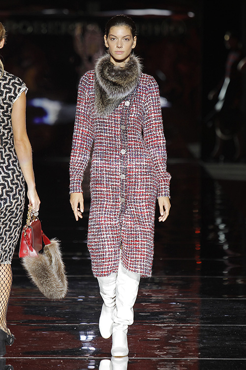 Modelo desfilando para Roberto Verino durante la edición de Otoño - Invierno de 2017- 2018 de MBFW Madrid