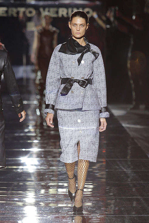 Modelo desfilando para Roberto Verino durante la edición de Otoño - Invierno de 2017- 2018 de MBFW Madrid