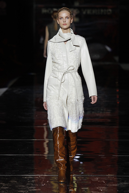 Modelo desfilando para Roberto Verino durante la edición de Otoño - Invierno de 2017- 2018 de MBFW Madrid