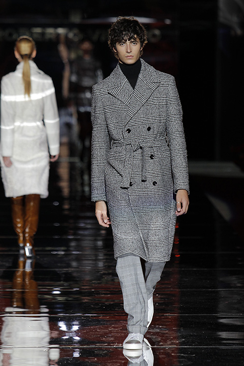 Modelo desfilando para Roberto Verino durante la edición de Otoño - Invierno de 2017- 2018 de MBFW Madrid