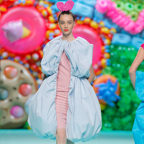 Modelo vestida por Ágatha Ruiz De La Prada en MBFW Madrid 2017