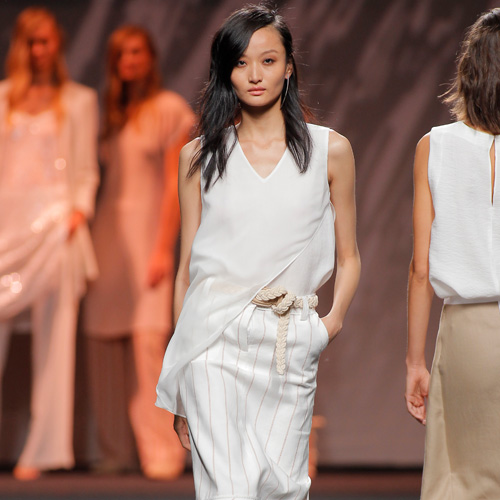 Modelo vestida por Ángel Schlesser en MBFW Madrid 2017