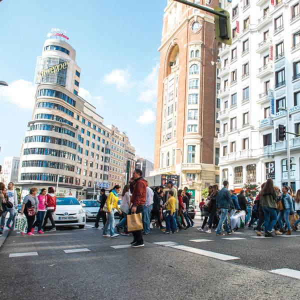 Vista de un paso de peatones de la Gran Vía con la plaza de Callao al fondo